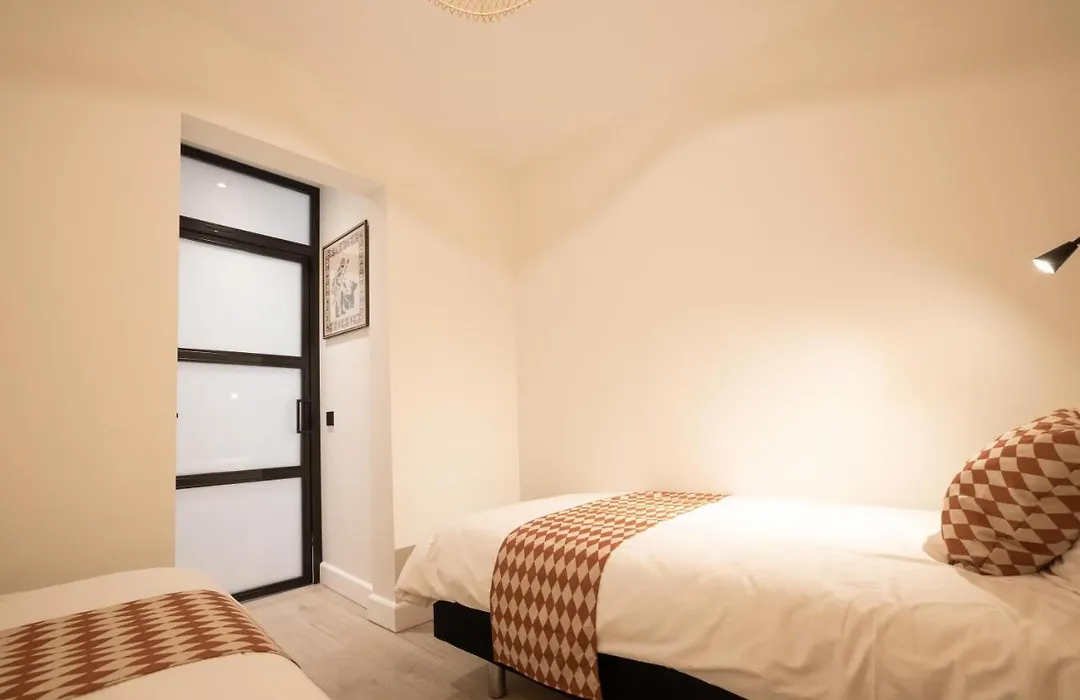 Modern Two Bedroom Apartment Close To The Beach-1